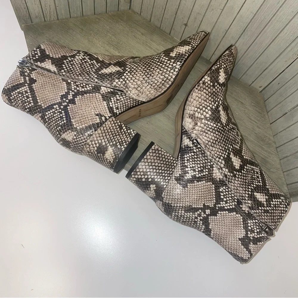 Flawless Dolce Vita Snakeskin Pointed Toe Boots 8 - Picture 5 of 10